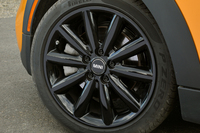 「クーパーS」のタイヤサイズは195/55R16が標準だが、テスト車にはオプションの17インチアルミホイールと、205/45R17というサイズの「ピレリPゼロ」が装着されていた。
    