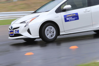 最終コーナーにはご覧の通り水がまかれており、ウエット路面でのグリップ性能が試せるようになっていた。