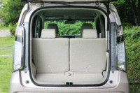 車体後方に燃料タンクがないため、「N-WGN」の荷室には、深さ29cm、奥行き39cmの床下収納スペースが備わっている。
    