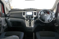 インパネまわりには、両サイドのカップホルダーのほか、センターアッパートレーやグローブボックスなど便利な収納スペースが多数備わる。カーナビゲーションシステムはディーラーオプション。