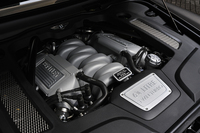 512psの高出力と104.0kgmという特大トルクを発生する6.75リッターOHVツインターボユニット。可変シリンダーシステムを備えるなど、環境性能にも留意されている。