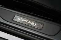 サイドシルに専用プレートが付く。
    