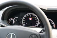 メーターダイアル内に「60」の表示。ここは60km/h制限の道路。