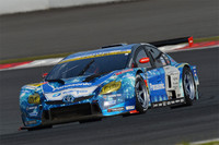 GT300クラスは、No.31 Panasonic apr PRIUS GT（新田守男／嵯峨宏紀組）が勝利。No.16 MUGEN CR-Z GTとあわせて、ハイブリッドカーの1-2フィニッシュとなった。
    
