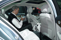 新型「Cクラス」の後席。ボディーの大型化に伴い、居住性が改善された。