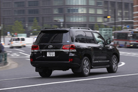 早朝の東京・丸の内周辺を走る「ランドクルーザー」。JC08モード計測による燃費は、「GX」と「AX」では6.9km/リッター、「AX“Gセレクション”」と「ZX」では6.7km/リッターとなっている。