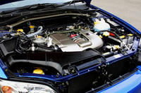 シフトレバーの奥や専用キーホルダーに加え、エンジンカバーにもシリアルナンバープレートが付く。ちなみにテスト車のナンバーは、「0／400」だった。