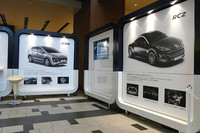 ニューモデルを解説するパネル展示。タッチスクリーン（写真中央）でプジョーラインナップも確認できる。