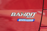 新型「ソリオ」のハイブリッドシステムは、軽乗用車用の「S-エネチャージ」をベースにISG（モーター機能付き発電機）の出力とトルクを3.1ps/1000rpm、5.1kgm/100rpmに高めたものだ。