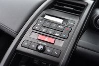 センターコンソールには、通常の風向ボタンに加えて、乗員のももや腹部に集中的に風を送る「ミッドモード」選択ボタンが設けられる。
    