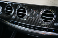 インパネの中央には、IWCの「インヂュニア」デザインのアナログ時計が備わる。