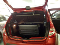 カタログに表示された荷室容量は320リッターから1200リッター。形状も適切で、中型スーツケースなら、後席を倒さずとも2個縦積みで収容できる。