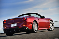 リアビュー。バンパー下部の「トリプル・フェンダー・ディフューザー」が個性を主張する。