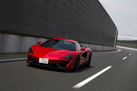 サスペンションは、前後ともにアンチロールバー付きのダブルウイッシュボーン。同車専用に減衰力が調整された、アダプティブダンパーが組み合わされる。