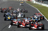 スタートシーン。フロントローからフェラーリの2台、セカンドローからトヨタの2台が1コーナーへめがけ突進。5番グリッドのアロンソは必死にスペースを見つけ、なんとか4位でオープニングラップを終えた。（写真＝Ferrari）
