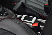 左右座席間のレールには、携帯電話のホルダー（写真）のほか、カップホルダーや写真立てなど、好みのオプションを取り付けられる。
    