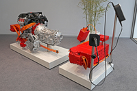 ハイブリッドシステムの模型。プラグイン化されているが、シングルモーターのパラレル式ハイブリッドというシステムの概要は、従来モデルと同じだ。
    