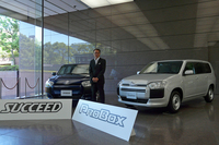 「トヨタ・プロボックス」（右）および「サクシード」（左）と、チーフエンジニアを務めた金村善彦氏。
    