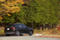新型「X1」の燃費は、JC08モード計測で「xDrive20i」が14.6km/リッター、「xDrive25i」が14.3km/リッターとなっている。