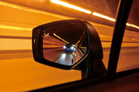 「ブラインドスポットモニター」とは、センサーによって自車の後側方を監視し、他車がいる場合はサイドミラーのインジケーターを点滅させるなどしてドライバーに注意を促す機能。車線変更時の接触事故などを抑制する効果がある。