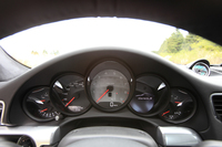 「ポルシェ911」といえば5連メーター。中央タコメーターの右側は、液晶のマルチインフォメーションディスプレイになっている。
    