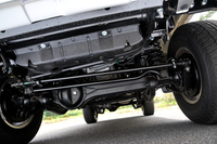 丈夫そうなホーシングとデフ玉が目を引くシャシー。排気系の取り回しを避けるためか、ドライブシャフトは車体の右側を通っている。