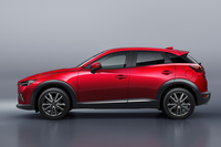 フロントフェンダーの頂点をAピラーの付け根まで後退させて、ノーズを長く見せる工夫をしている。