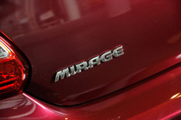 テールゲートに装着された「MIRAGE」のバッジ。