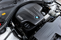 車名は「328i」でも、エンジンは2リッター直4ターボである。245psと35.7kgmを発生。
