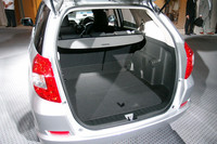 「フィットシャトル」自慢の荷室。ガソリンモデル、ハイブリッドモデルともに、床下に予備の収納スペースが設けられる。