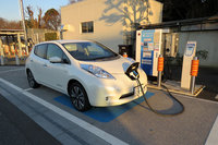 東名高速、港北PA（下り) で充電中。16時40分に充電開始、充電終了は17時22分。
	「リーフ」の充電風景、いつ見てもあいらしいと思うのは私だけだろうか。
	高速道路SA、PAでの充電は有料で、支払いはカードでのみ。急速充電施設があるSA、PAの一覧および利用料金等に関してはNEXCO東日本、NEXCO中日本、NEXCO西日本を参照。