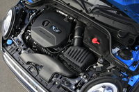 「クーパーS」に搭載される2リッター直4直噴ターボエンジン。オーバーブースト時には30.6kgmの最大トルクを発生する。