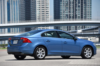 ボルボV60 T4 R-DESIGNプラス（FF/6AT）／S60ラグジュアリー エディション（FF/6AT）【試乗記】の画像