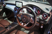 コックピットの様子。メーターの文字盤が変更されるとともに、赤い指針が採用された。