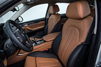 試乗車には「デザイン・ピュア・エクストラヴァガンス・インテリア」オプションが選択されており、コニャック／ブラウンのバイカラーのエクスクルーシブ・ナッパレザーシートが装着されていた。
    
    