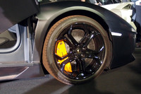 タイヤサイズは、フロントが255/35ZR19で、リアが335/30ZR20。前後ともCCB（カーボンセラミックブレーキ）がおごられる。