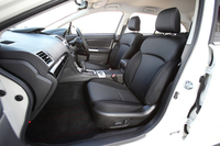 「レヴォーグ」のインテリア。写真のノーマルシートのほか、グレードによってはスポーツシートが与えられる。
    