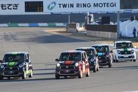 二輪と四輪がリレー形式で戦う「Honda Racingスペシャル・レース」。後半は「N-ONEレーススタディモデル」により順位を競う。助手席に乗るのは、チームメイトのライダー。追い迫るライバルにおきて破りの“ウィンドウウオッシャー攻撃”を仕掛けるドライバーも。