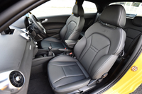 シートはサイドサポートが強化されたスポーツタイプがおごられる。テスト車には、ファインナッパレザーとシートヒーターのオプションが備わっていた。