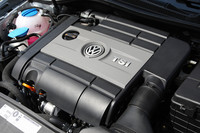 心臓部は「ゴルフR」と共通のEA113ユニット。増大したパワーに対応すべく、強化したピストンピンや特別設計のコンロッドが採用される。