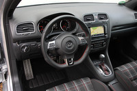 インテリアの様子。ゴルフボールをモチーフにしたシフトノブが目を引く。