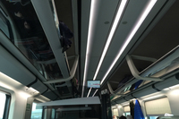 フレッチャロッサのビジネスクラスの車内。天井も窓際も、間接照明の使い方が際立つ。ガラス張りの棚にも注目。