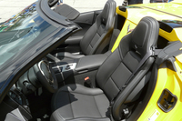 シートまわりでは、オープン化に際してシートベルトのマウント位置が変更されている。