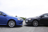 ノーズ上端の張り出しが40mmほど前方に突き出た専用グリルにより、伸びやかなスタイルが追求されたラリーアート（左）。写真は、ランエボ（右）との比較。