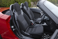 全車に標準装備される、ヘッドレスト一体型のスポーツシート。色はベージュが標準だが、オプションでブラックのシートも用意されている。