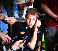 セバスチャン・ベッテルの敗因は、しぶといライバルに行く手を阻まれたこと。序盤はKERS搭載のマクラーレン、ルイス・ハミルトン、中盤ではトヨタのトゥルーリにも前を抑えられ、バトンを追うことができなかった。（写真＝Red Bull Racing）