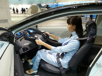 乗員は、オートバイのように前後に並んでシートにおさまる。