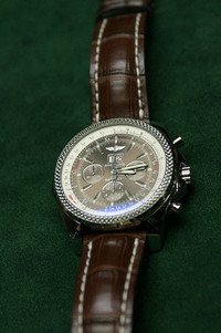 「6・75」はご存知ロールス、ベントレー伝統のV8エンジンの排気量。今後「クルマ物」もブライトリングの人気モデルになりそうだ。