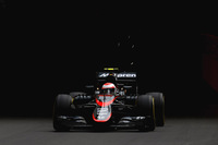 マクラーレンは、ホンダとのパートナーシップ再開6戦目にして初ポイントを獲得。ジェンソン・バトン（写真）が8位入賞を果たした。予選では2台そろってのQ3進出に自信をもっていたが、バトンはQ2でのフライングラップをイエローフラッグに邪魔され12位、他車ペナルティーで10番グリッド。フェルナンド・アロンソはメカニカルトラブルでストップし予選15位、やはりライバルの降格で13位からスタートすることに。アロンソは接触のペナルティーで5秒加算されるもバトンとともに入賞圏を走行。しかしまたしてもマシンに問題が起きリタイアを喫した。（Photo=McLaren）
    
    