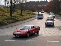 パレードランのスタート。先頭集団はゆったり安全運転だったのですが、「3200GT」などが中心の後ろの集団は……。
